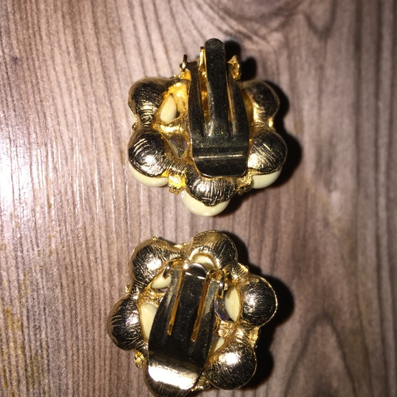 Beautiful  Cluster CLIP Earing - Picture 3 of 3